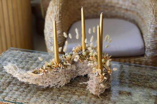 Modern adventi asztaldísz 