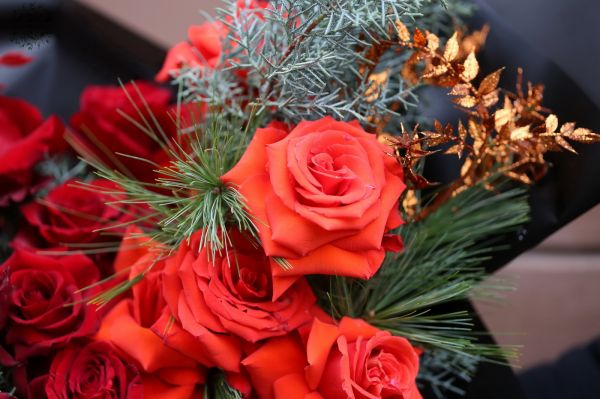 Téli, izzó, vörös rózsás félhold csokor 