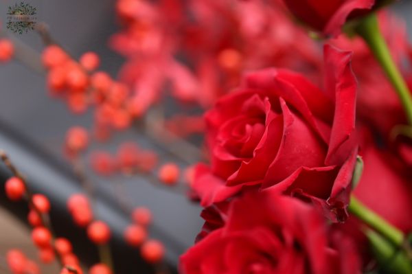 Téli, izzó, vörös rózsás félhold csokor 