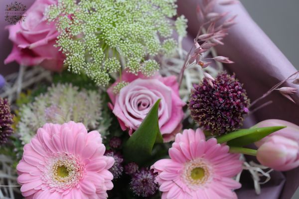 Kis lilás csokor gerberával, rózsával, tulipánnal
