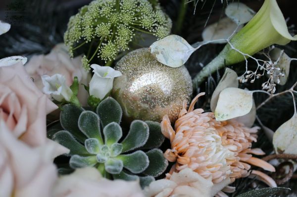 Karácsonyi holdkarélly alakú asztaldísz pasztell barack virágokkal, exkluzív gömökkel