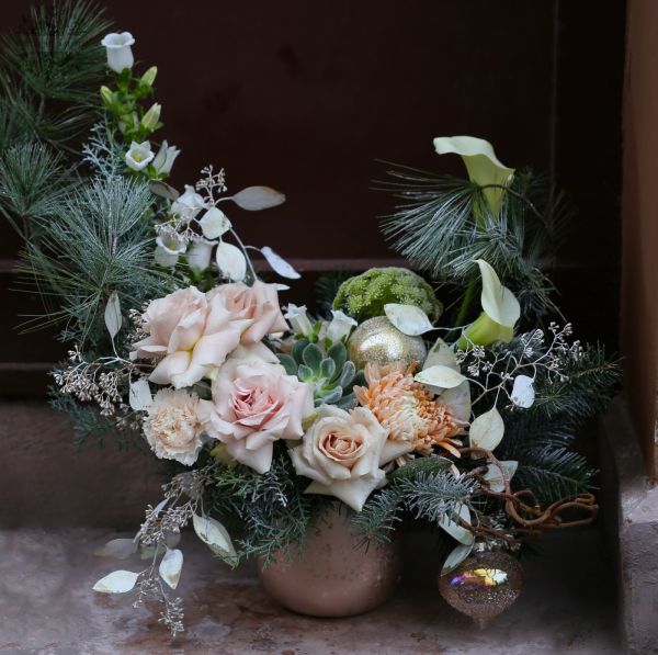 Karácsonyi holdkarélly alakú asztaldísz pasztell barack virágokkal, exkluzív gömökkel