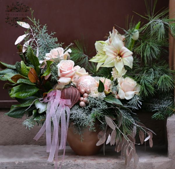 Karácsonyi holdkarély alakú asztaldísz amarillisszel, exkluzív gömbökkel