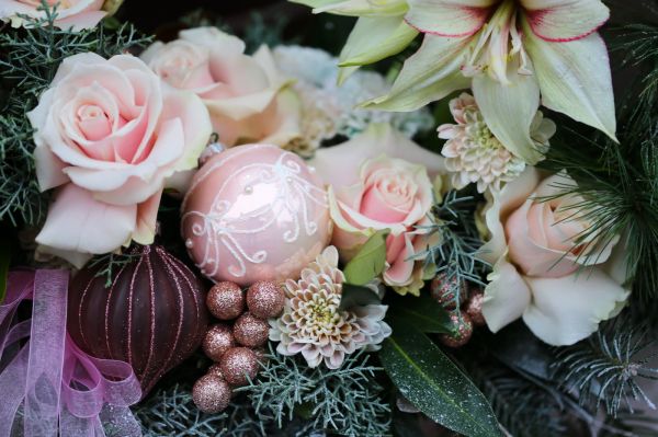 Karácsonyi holdkarély alakú asztaldísz amarillisszel, exkluzív gömbökkel