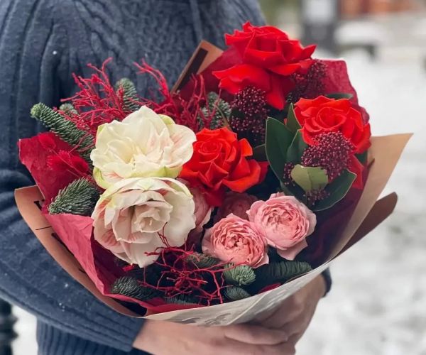 Kleiner Strauß mit roten Rosen und Amaryllis