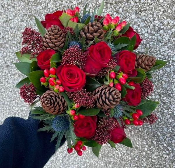 Strauß mit roten Rosen, Skimmie und Tannenzapfen