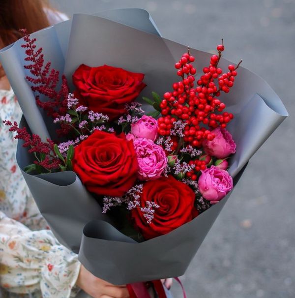 Kicsi csokor vörös rózsával, ilexxel és sóvirággal