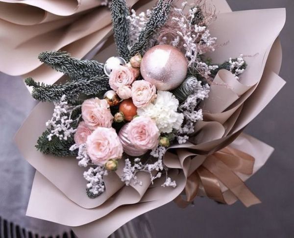 Kis csokor bokros rózsával, gömbökkel és havas ággal