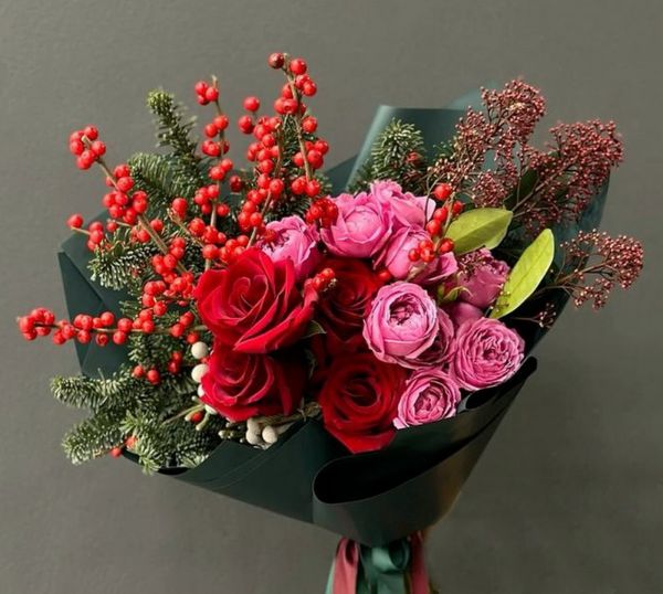 Strauß mit roten Rosen und rosa Strauchrosen