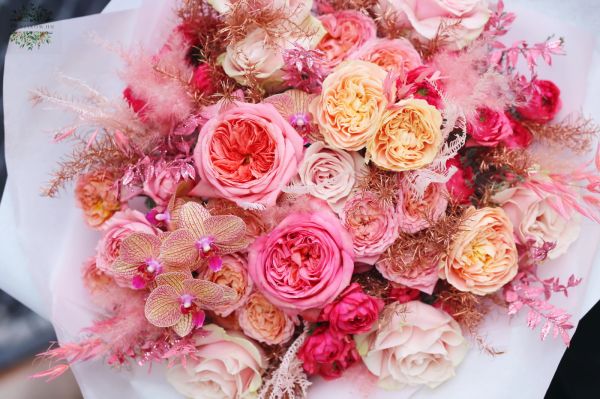 Traumhafter Brautstrauß aus rosafarbenem Bronzeschaum mit englischen Rosen und Orchideen