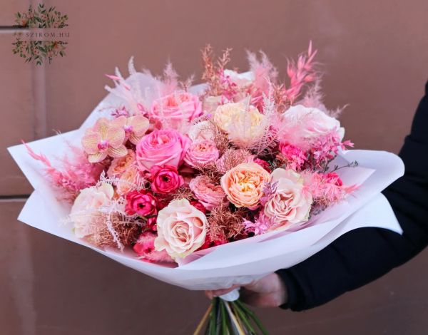 Traumhafter Brautstrauß aus rosafarbenem Bronzeschaum mit englischen Rosen und Orchideen