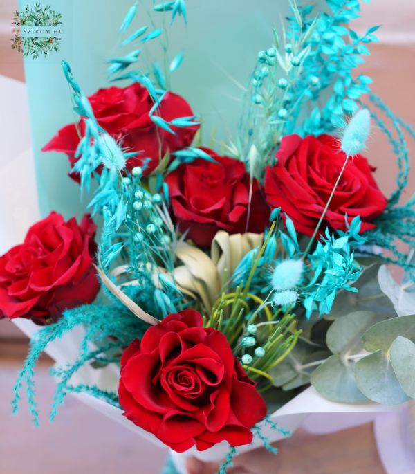 Rote Rosen in einem türkisfarbenen Strauß (5 Stück)