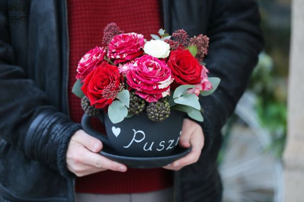 Love mug with red roses, chosen sign
