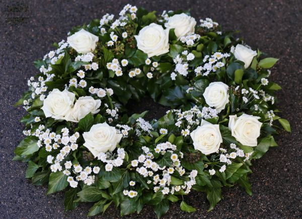 Koszorú fehér rózsákkal és santini krizantémmal ( 55 cm)