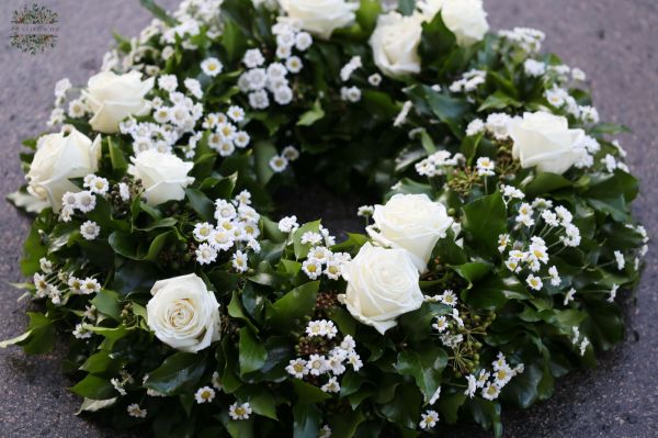 Koszorú fehér rózsákkal és santini krizantémmal ( 55 cm)