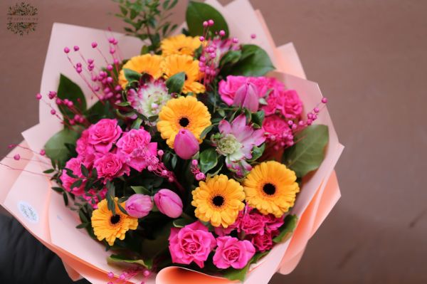 Intensiv farbenprächtiger Strauß mit Tulpen, Strauchrosen und Gerbera