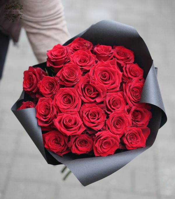 Strauß aus 23 roten Rosen mit schwarzem Papier
