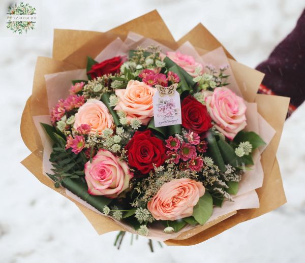 Romantischer Blumenstrauß mit roten und pfirsichfarbenen Rosen