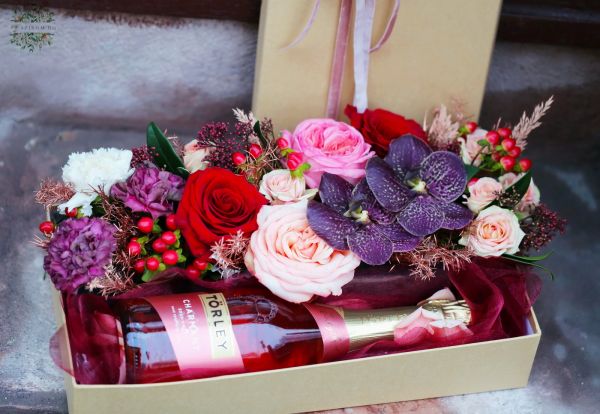 Flower box with rosé champagne, roses, orchids