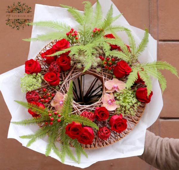 Grosse rote Rosen Strauss im Desigstrausshalter, mit Orchideen