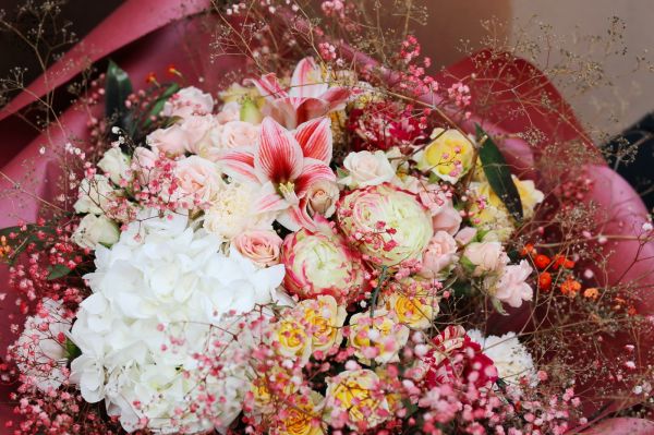 Romantikus légies táskacsokor hortenziával, rózsával és liziantusszal 