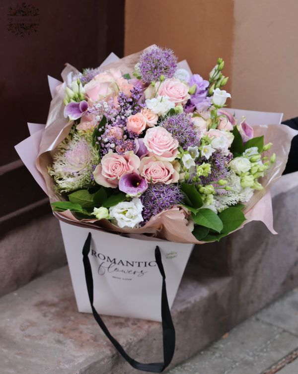 Trendiger Taschenstrauß mit rosa Rosen und lila Blüten