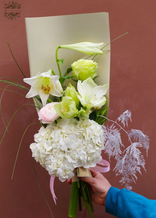 Weißer Blumenstrauß mit Amaryllis, Hängelily und Hortensie in der Farbe des Jahres, Wolkentänzer