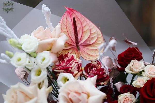 Romantischer, halbmondförmiger Winterstrauß in Rot- und Champagnerfarben