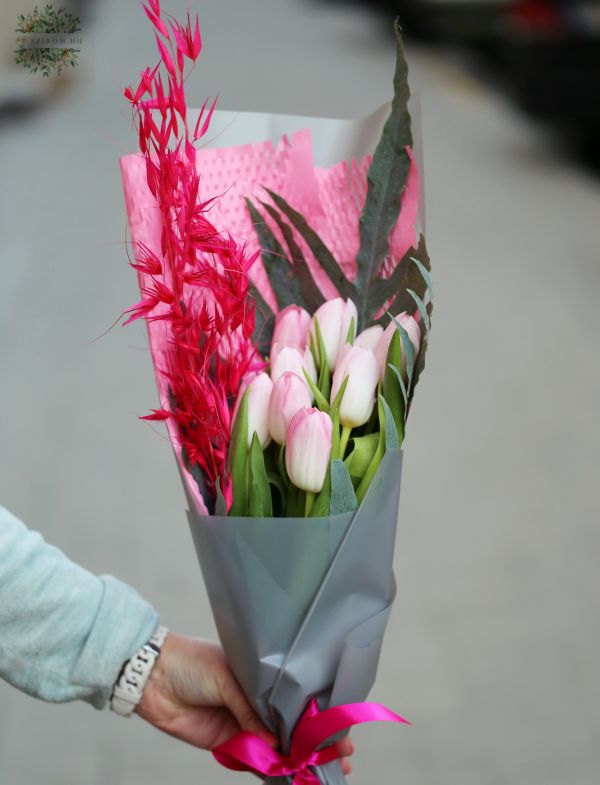 9 szál tulipán kékpáfránnyal, szárazvirággal