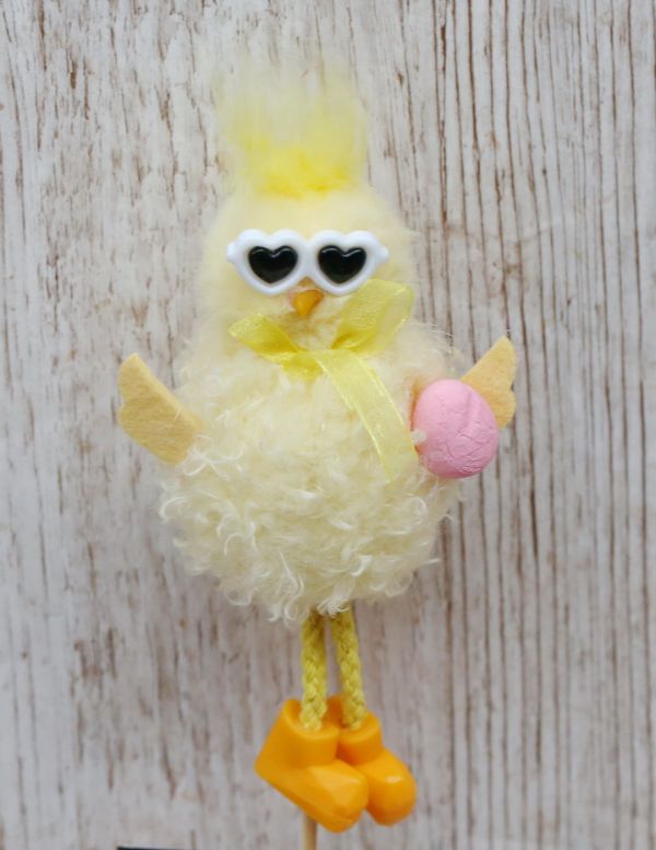 Hähnchen mit Sonnenbrille am Spieß