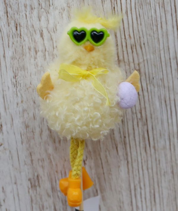 Hähnchen mit Sonnenbrille am Spieß