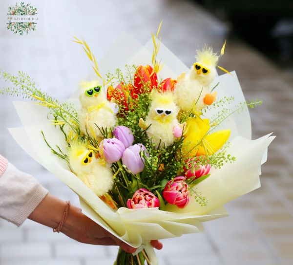 Osterküken mit Sonnenbrillen in einem Tulpenstrauß (12 Stiele)