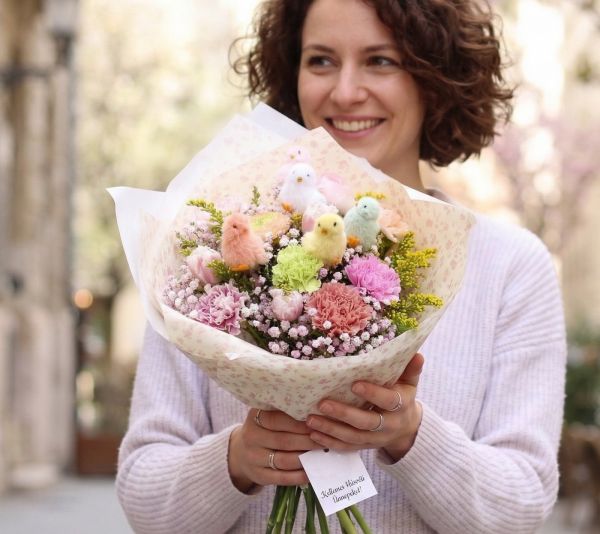 Pastellfarbener Osterkükenstrauß - original product photo with AI background