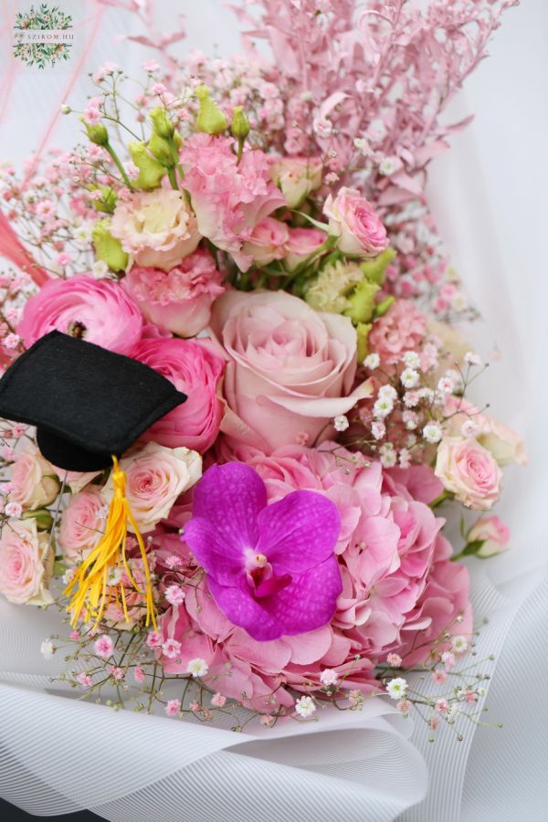 Halvány rózsaszín virágos ballagási csokor lányoknak 