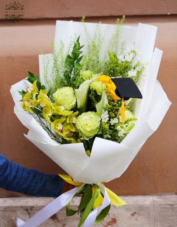 Ballagási csokor fiúnak zöld cymbidiummal, sárga és zöld rózsával