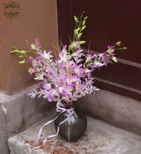 Dendróbium orchidea vázával és izgalmas kiegészítőkkel