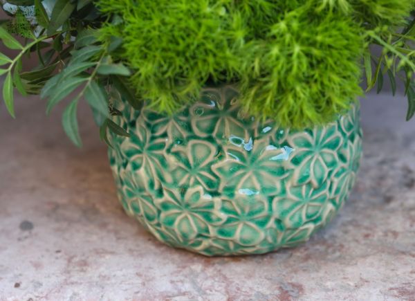 Blumenschale mit blau-grünen Orchideen und Hortensien zum Muttertag