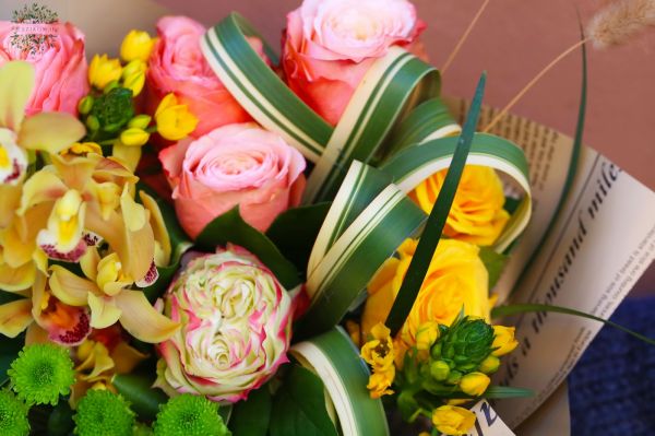 Modern rózsa csokor mini cymbidium orchidea fürttel