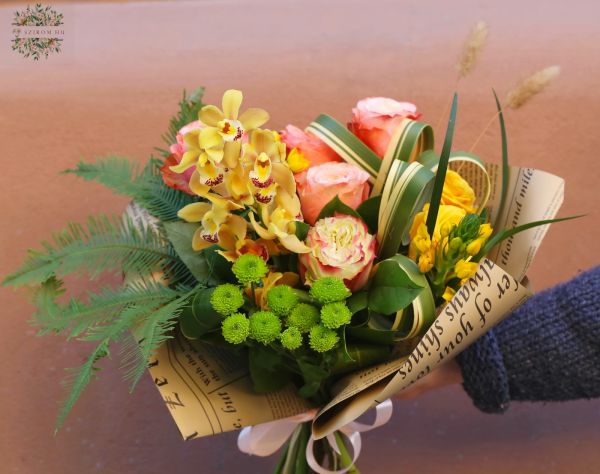 Modern rózsa csokor mini cymbidium orchidea fürttel