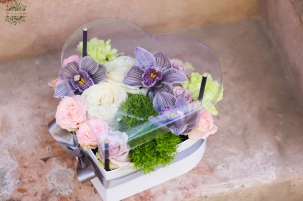 Heart box with special striped orchids and roses (13 flowers)