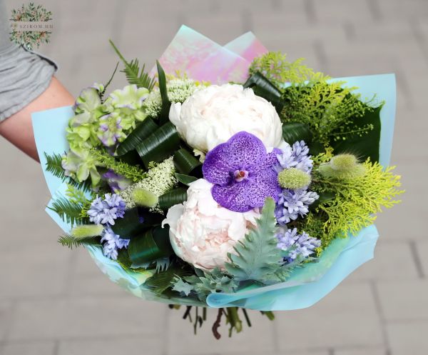Kerek csokor vanda orchideával, peóniával, lila virágokkal