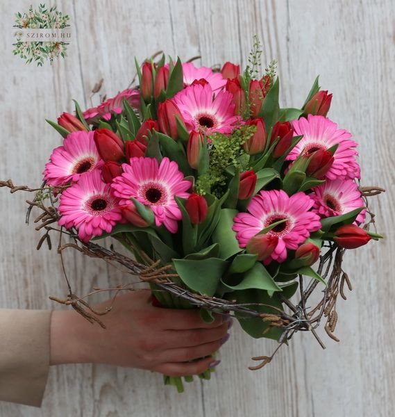 30 bordó tulipán 10 gerberával 