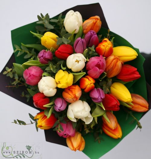 30 mixed tulips in a bouquet