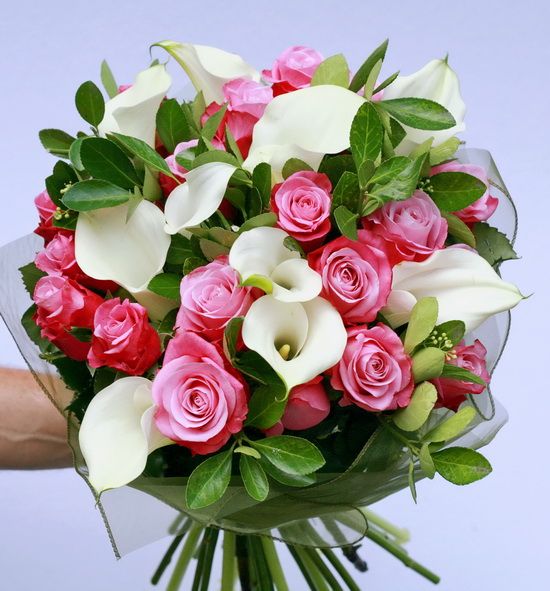 pink roses and cala lilies in a bouquet (30 stems)