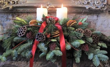 große Weihnachtsmittelstück mit Kiefer, Kerzen (50 cm)