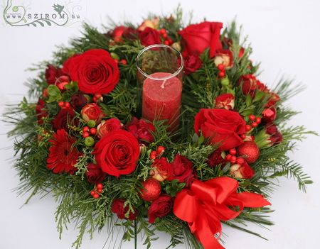 centerpiece with red flowers and a candle (30cm)