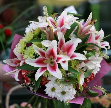 big bouquet of lilies and daisies (15 stems)