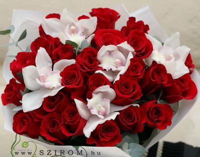 rote Rosen mit Orchideen (30 Stämme)