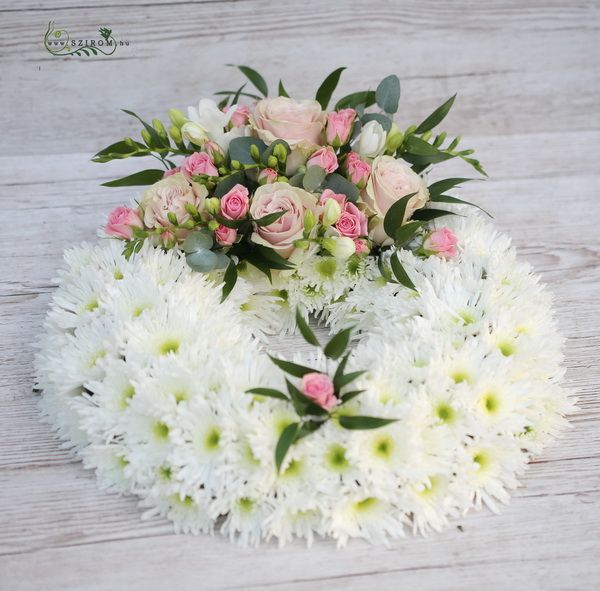 wreath cowered with daisies and roses (35cm)