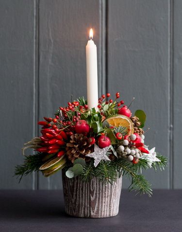 centerpiece with a candle and berries (20cm)